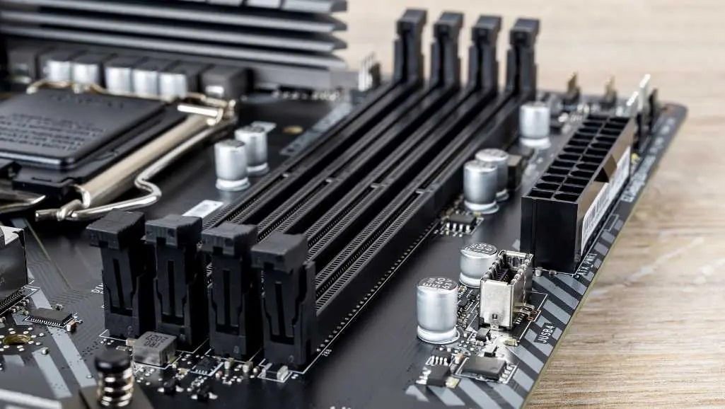  Evaluating Motherboard Layout and RAM Clearance: